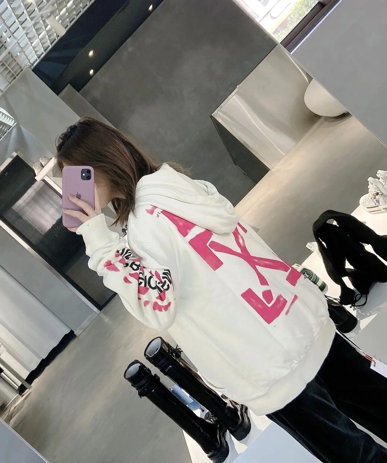 ♻️💯Upper body reference model picture❤️Top tested version OFF-WHITE (OW) 99 pink oil graffiti for men and women, pure cotton same style loose pullover hooded sweatshirt jacket zipper, professional handmade dot printing, delicate and full, strong color layering, breathable printing and not sticky! The gradient of the layers is clear, the texture and texture are visible, the fabric and printing are completely combined, and the frosted feel is delicate. The fabric is made of 460g fish scale terry cotton fabric, which has a full drape. Customized zipper pull with OFFWHITE metal engraving on it and a concave feel. This is a must-see for identification. The hat rope pendant clock has metal engravings. This is a detail that is easily overlooked.  Like Monet's oil paintings, it has always occupied the top sales list on major domestic and foreign platforms, and offline stores can also be said to be often out of stock.  Couple matching, personalized and trendy! The style is elegant and classic, versatile for daily use. Couple style 👫 Can be worn by both men and women P: 390